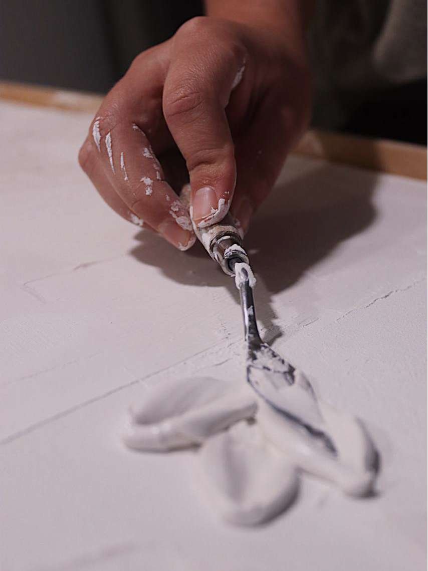 Detalle de mano pintando