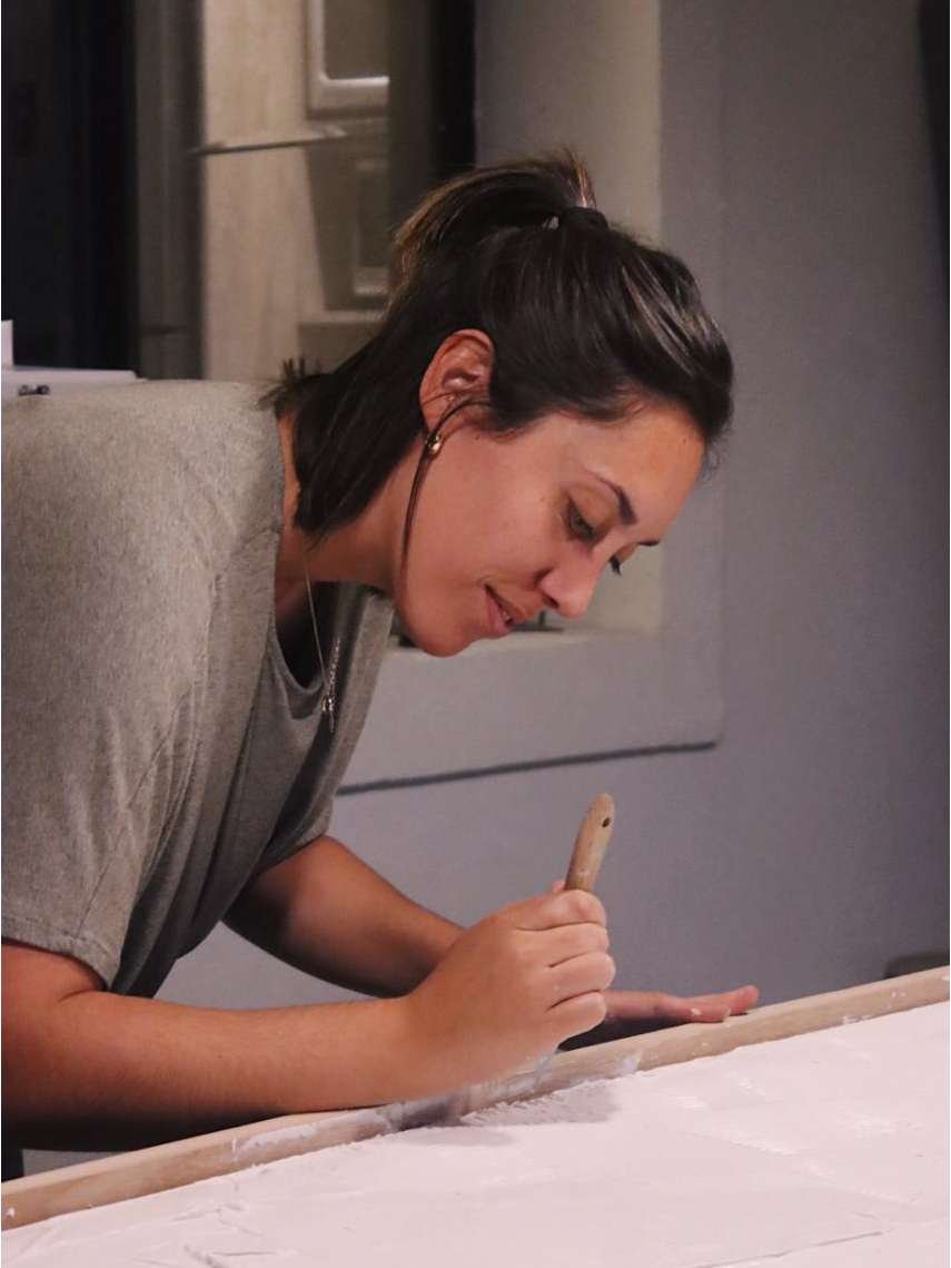 Ornella Giamberardini pintando un mural